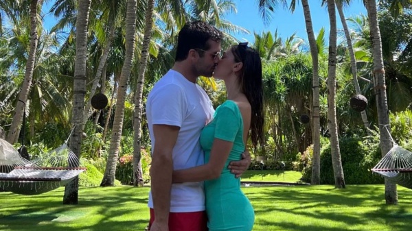 Fuga d'amore per Belen Rodriguez, che vola alle Maldive. Ecco il bacio con Elio Lorenzoni