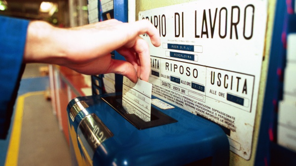 Fuga verso un posto migliore, il 67% vuole lavorare meno. Il rapporto Censis sui motivi dietro al boom delle dimissioni