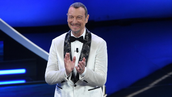 Fuoriprogramma in diretta: c'è Marco Mengoni, telefonano Amadeus e Morandi