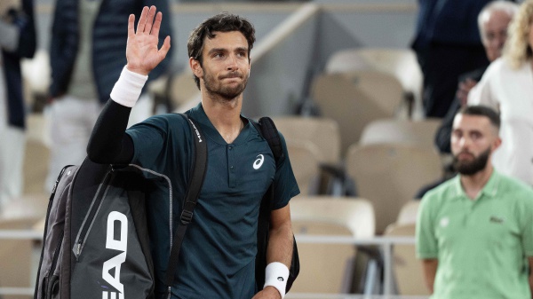 Garros: Lorenzo Musetti deve abbandonare sul più bello, un fastidio all'adduttore lascia via libera ad Alcaraz