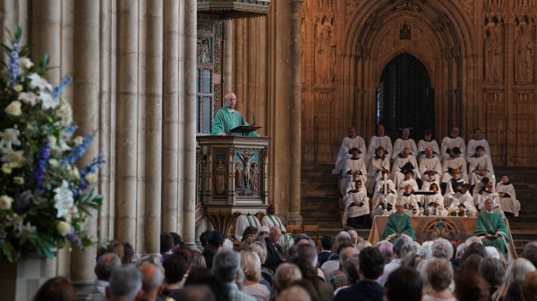 Gay, la Church of England benedirà le unioni civili ma dice no al matrimonio in chiesa