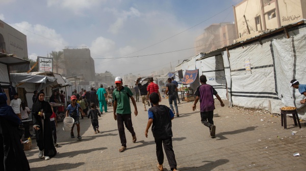 Gaza, tre civili uccisi tra cui una donna con suo figlio. Il video della CNN sul doppio attacco all'ospedale Nasser