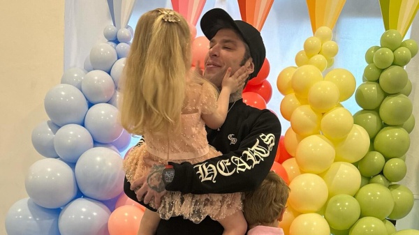 Fedez e Chiara Ferragni s'incontrano nel weekend, ma i fan notano un particolare molto strano