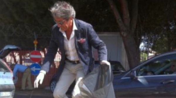 Gianni Ippoliti s'improvvisa operatore ecologico a Reggio Calabria: la foto diventa virale sui social