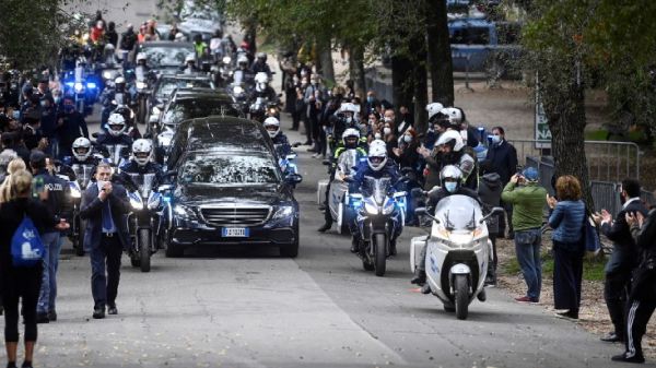 Gigi Proietti, funerali in corso, commozione e applausi per le strade di Roma