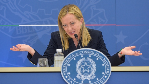 Giorgia Meloni a Bruno Vespa: ecco come ho tenuto a bada Berlusconi, Salvini e ma anche Macron