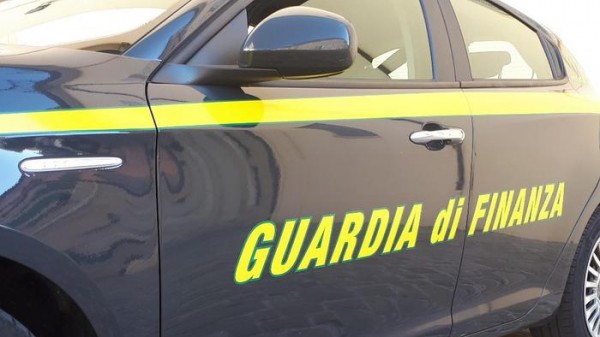 Girava in Ferrari ma aveva il Reddito di Cittadinanza, scoperto e denunciato un professionista bresciano