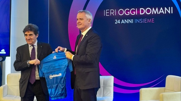 Giro d’Italia 2026: Svelata la nuova Maglia Azzurra, Banca Mediolanum sponsor per altri tre anni