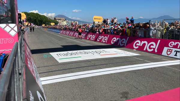 GIRO D’ITALIA, A NAPOLI VINCE L’OLANDESE KOOJ