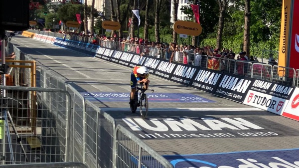 Giro d’Italia, il britannico Tarling vince la cronometro di Tirana, Roglic in maglia rosa guadagna sui rivali