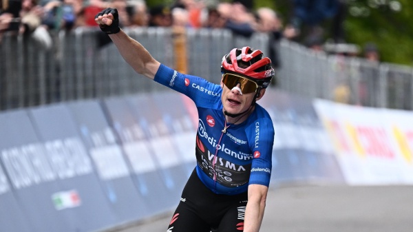 GIRO D’ITALIA, VINGEGAARD VINCE ANCHE A CORNO ALLE SCALE, IN DIFFICOLTÀ PELLIZZARI