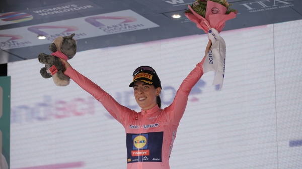 Giro d’Italia Women 2025, Anna Henderson domina la seconda tappa e veste la maglia rosa