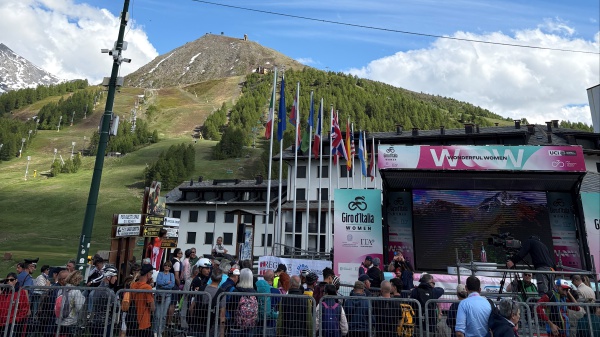 Giro d’Italia Women, sul Colle delle Finestre vince Demi Vollering. Van der Breggen conserva la maglia rosa