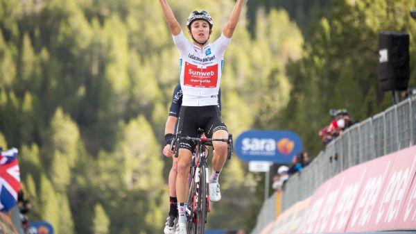 Giro, Hindley re dello Stelvio, Kelderman nuovo leader
