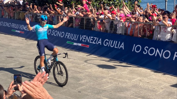 Giro, vittoria italiana a Verbania, sul lago trionfa Alberto Bettiol