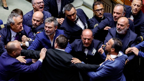 Giustizia, Montecitorio dice sì per la seconda volta alla separazione delle carriere. Ma poi scoppia la rissa