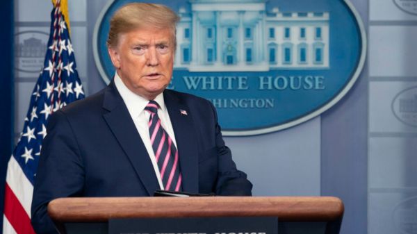 Gli interventi con la stampa sul Coronavirus mettono a rischio la popolarità di Donald Trump, già da lunedì il presidente potrebbe disertarli