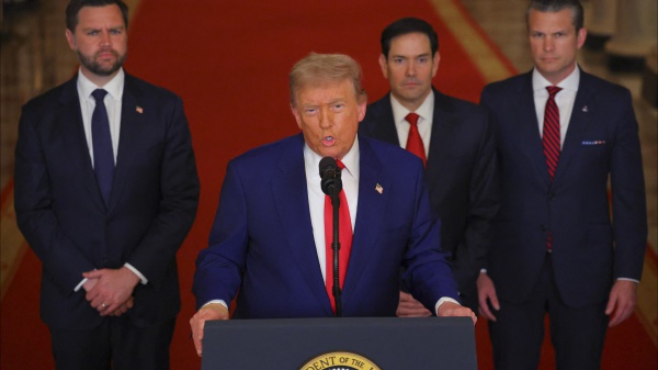 Gli Stati Uniti attaccano l'Iran. Trump, distrutti i siti nucleari, ora la pace altrimenti colpiamo altri obiettivi. Teheran, è guerra