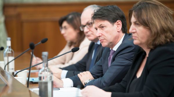 Governo, Conte: "Meno tasse per i redditi fino a 40mila euro"