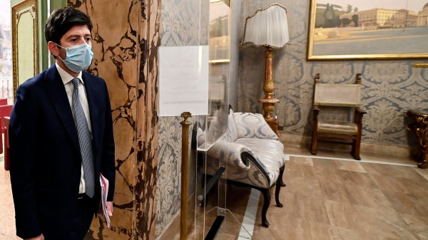 Governo, il ministro della Salute Speranza cambia la fascia di rischio per 5 regioni: il pericolo alto aumenta