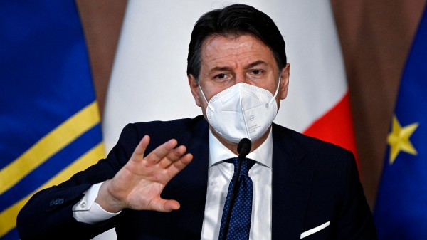Governo, il premier Conte stringe i tempi sul Recovery plan e prova a frenare la crisi