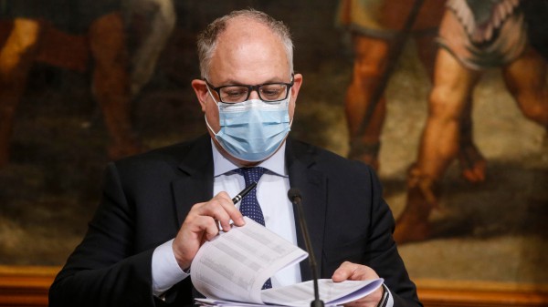 Governo, lo stallo sulla verifica continua, Conte sembra cedere su tutto ma Renzi alza sempre la posta