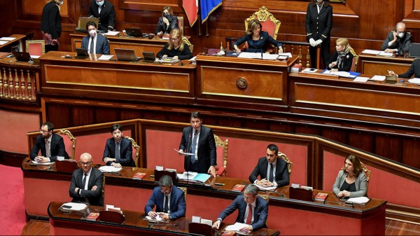 Governo, maggioranza divisa fra la caccia ai ‘costruttori’ e il clamoroso ritorno di fiamma con Renzi