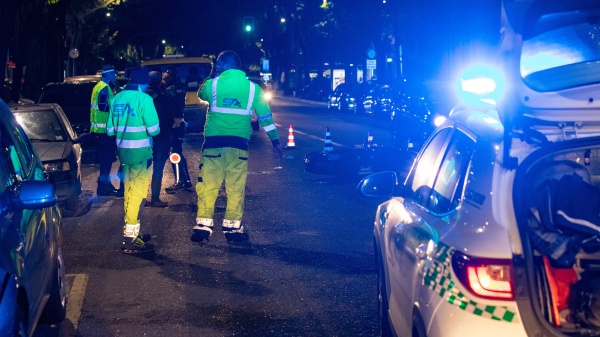 Grave incidente stradale a Milano, coinvolte tre auto e dodici persone, morti due ragazzi