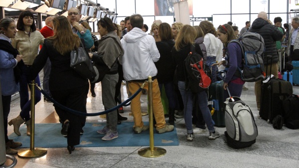 Guasto tecnico alla sala radar di Milano: stop ai voli al Nordovest. I primi voli ripartiti poi di nuovo bloccati. Enav, problema risolto