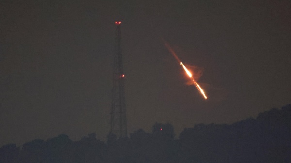 Guerra, nuovi attacchi sui paesi del Golfo, mentre Trump annuncia la fine del conflitto. L'asse con Putin