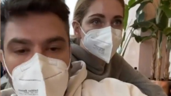 "Hai già cambiato tre outfit amore": Fedez ironizza sui look della Ferragni (in quarantena)