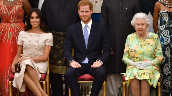 Harry e Meghan Markle non tornano in Gran Bretagna, Natale diverso per Elisabetta II