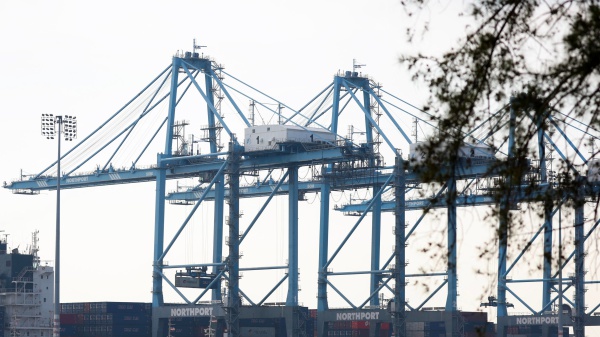 Hormuz, Trump: "ho dato l'ordine di distruggere i posamine". In bilico i colloqui di venerdì a Islamabad