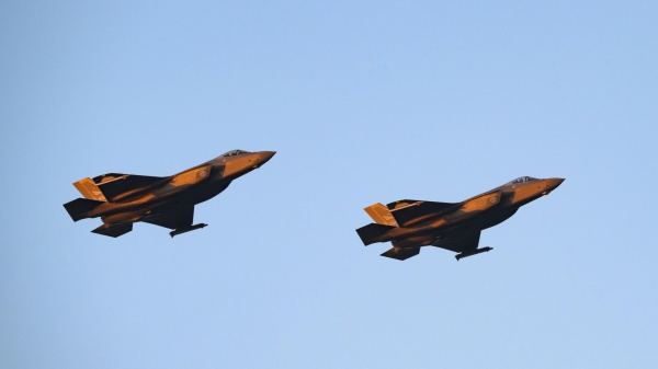 I caccia di Putin e l'intervento dei velivoli italiani, cosa sono i Mig-31 che hanno violato lo spazio aereo NATO e gli F-35 che li hanno intercettati