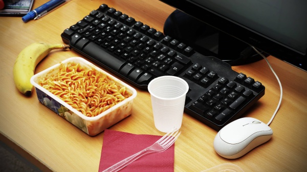 I costi della pausa pranzo aumentano a dismisura, il 39% dei lavoratori risparmia con la “schiscetta”