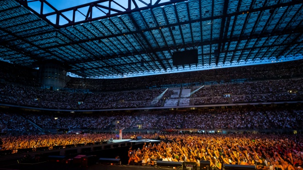 I Pinguini Tattici Nucleari conquistano lo stadio San Siro di Milano! Riccardo Zanotti a RTL 102.5: “I nostri show sono un crocevia di tante storie diverse”