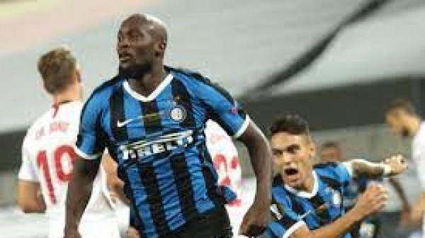 I tifosi dell'Inter contro la società per l'ipotesi di una cessione di Lukaku, il Chelsea pressa il belga