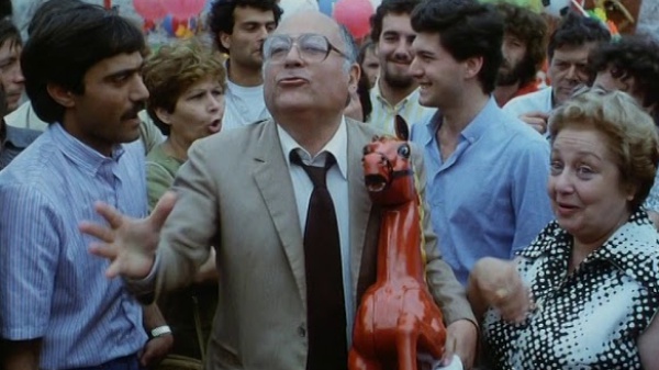 Il cavalluccio rosso di Luciano De Crescenzo riprodotto su costumi e cravatte, l'omaggio al celebre filosofo pop