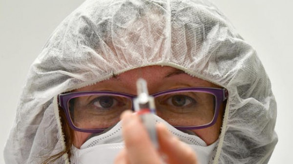 Il confronto Crisanti-Pregliasco su RTL 102.5, le posizioni sui vaccini anti Covid dei due esperti