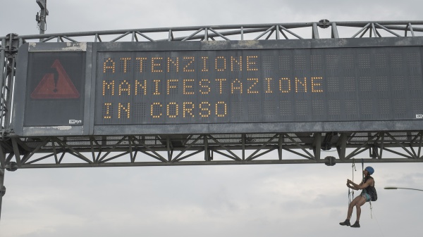 Il corteo dei metalmeccanici invade la tangenziale di Bologna, traffico paralizzato