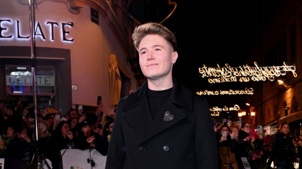 Il debutto di Alfa al Festival di Sanremo: “Non voglio avere brand troppo costosi addosso, non mi sentirei a mio agio. Vado con il mio cuore giallo addosso, il mio marchio distintivo”