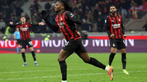 Il Milan non va oltre l'1-1 col Genoa. Cremonese avanti, ma il Cagliari rimonta: allo Zini finisce 2-2