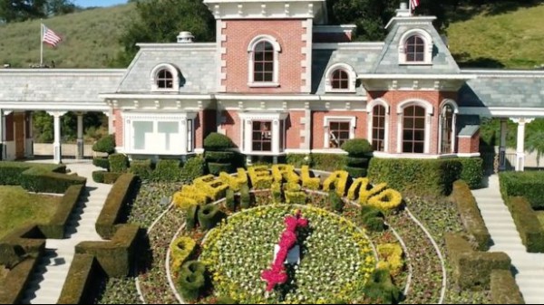 Il miliardario Ronald Wayne Burkle ha comprato, per 22 milioni di dollari, Neverland, il ranch da favola appartenuto a Michael Jackson