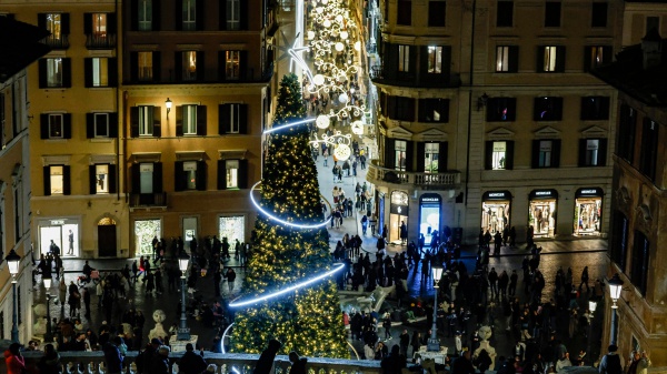 Il Natale degli italiani, tra la corsa agli ultimi regali e i preparativi per il pranzo con i parenti