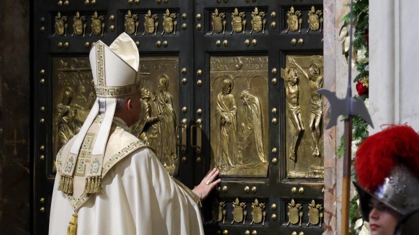 Il Papa ha chiuso la Porta Santa, il Giubileo della Speranza è ufficialmente finito