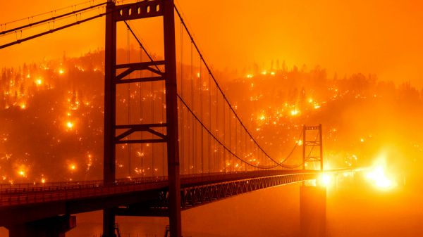 Il presidente americano Donald Trump oggi in visita in California, scontro sugli incendi e sul clima