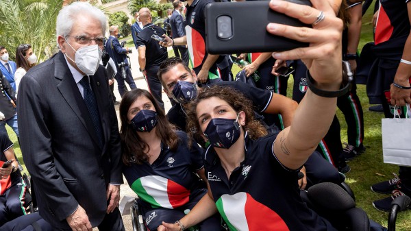 Il presidente della Repubblica Mattarella consegna il tricolore agli atleti olimpici: “Tiferò per voi”