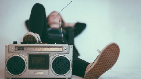 Il rapporto del Censis sull'informazione italiana: la radio è intramontabile, ecco perché