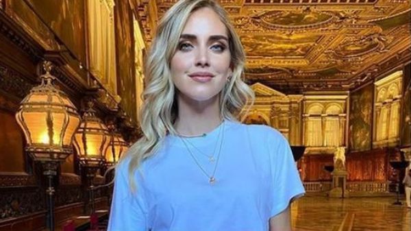 Il sindaco di Venezia consegna il Leone d'Oro a Chiara Ferragni, per l'influencer il premio speciale della città lagunare