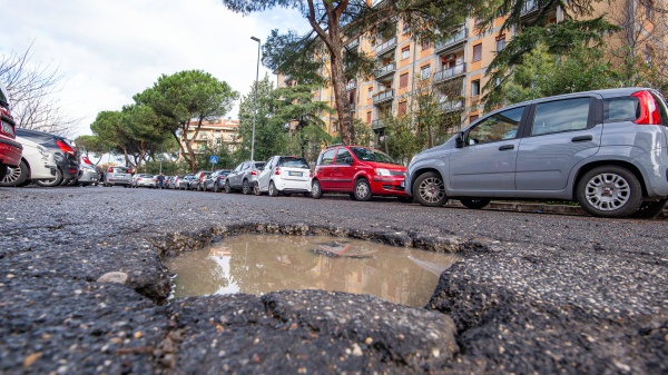 Il sindaco dichiara guerra alle buche di Roma, Roberto Gualtieri rifà tutte le strade